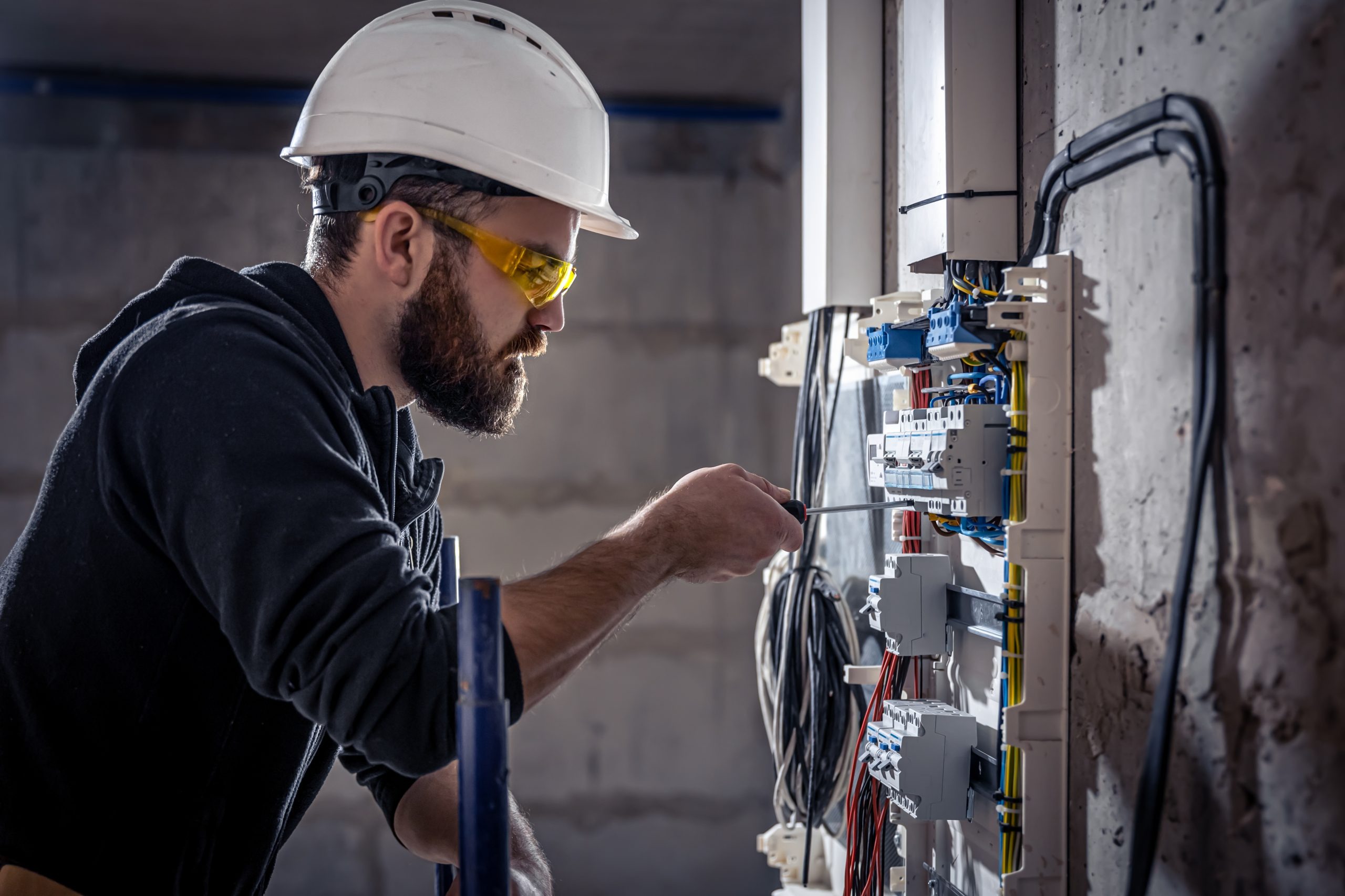 Perigos de não contratar um profissional para trabalhos elétricos